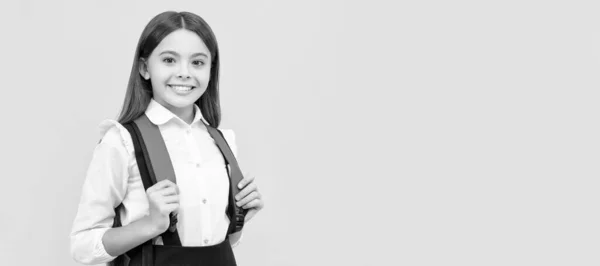 Vidám Tini Lány Iskolai Egyenruhában Hordja Hátizsákját Iskolai Divat Iskolás — Stock Fotó