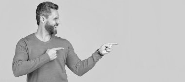 İnsan yüzü portresi, fotokopi alanı olan pankart. Şuraya bak. Olgun mutlu adam işaret ediyor, boşluğu kopyala