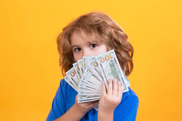 Ребенок Большим Количеством Денег Банкноты Долларов Изолированы Желтом Фоне Студии — стоковое фото