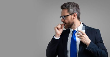 Yorgun adamın korkunç bir baş ağrısı var. Bitkin, sağlıksız hisseden, baş ağrısı hastalığına üzülen bir adam. Stresli orta yaşlı bir adam baş ağrısı çekiyor, fotokopi odası olan bir pankart. Migren konsepti