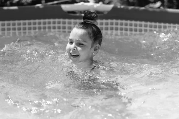 Uvolni Šťastné Dítě Relaxovat Koupeli Chill Pool Day Letní Prázdniny — Stock fotografie