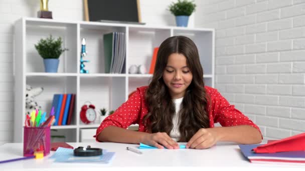 快乐的女孩在学校课桌边折纸飞机 童年时代 — 图库视频影像