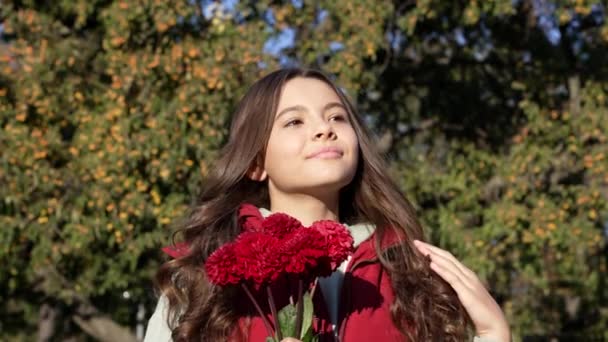 Zpomalený Film Usměvavé Dospívající Dívky Podzimními Květy Dospívající Dívka Podzimními — Stock video