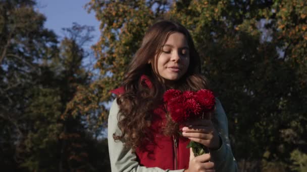 Teenager Mädchen Mit Herbstblumen Draußen Zeitlupe Eines Teenie Mädchens Mit — Stockvideo