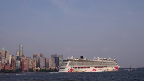 New York Usa Juni 2023 Cruiseschip Norwegian Joy Sailing Naast — Stockvideo