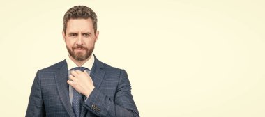 Orta yaşlı menajer, şık mavi takım elbiseli, resmi moda tarzında kravat takıyor. İnsan yüzü portresi, kopyalama alanı olan pankart