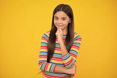 Mutlu yüz, pozitif ve gülümseyen genç kız duyguları. Tecrit edilmiş genç ve tatlı bir kız. Güzel bir çocuğun stüdyo portresi