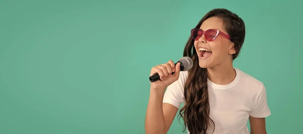 Diverte Karaoke Karaoke Criança Cantor Fundo Azul Miúdo Feliz Canta Fotos De Bancos De Imagens