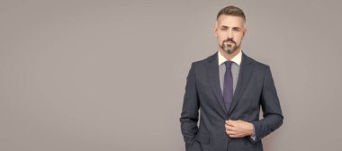 İnsan yüzü portresi, fotokopi alanı olan pankart. Tam oturdu. Boz saçlı patron. Formalite icabı kendine güvenen iş adamı. iş başarısı