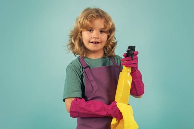 Çocuk ev işlerine yardım ediyor, evi temizliyor. Aksesuar temizleme, temizlik malzemeleri. Ev işlerine yardım eden, evi temizleyen çocuk portresi. Oda servisi, ev işleri.