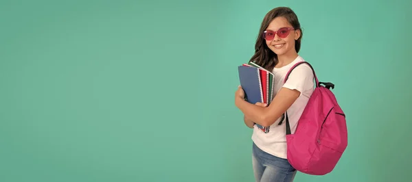 Šťastný Dítě Batohem Copybook Slunečních Brýlích Připraven Studiu Škole Škola — Stock fotografie