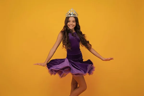 Movement Windy Dress Teenager Princess Child Celebrates Success Win Victory — Stock Photo, Image