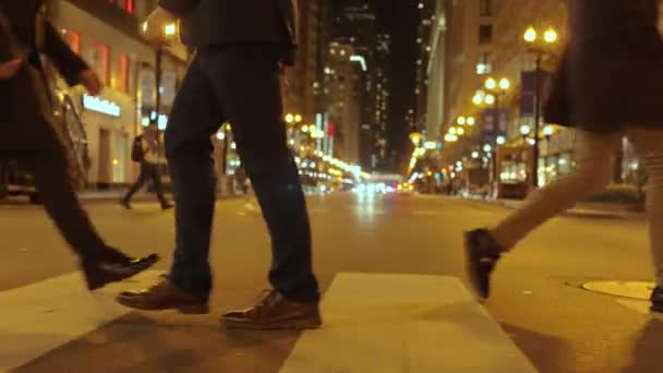 Zajęte Miasto Mężczyzna Spaceruje Zatłoczonej Ulicy Nogi Przechodzące Przez Przejście — Wideo stockowe
