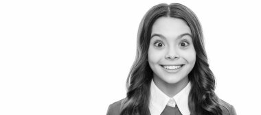 Beyaz arka planda izole edilmiş mutlu çocuk portresi. Olumlu duygularını ifade et. Çocuk yüzü, yatay poster, izole edilmiş genç kız portresi, fotokopi alanı olan pankart