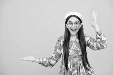 Vay canına, inanılmaz. Şok olmuş bir çocuk fotokopi alanını işaret ediyor. İki eliyle ve parmaklarıyla kenarı gösteren genç bir kız. Heyecanlı genç, şaşkın ve neşeli duygular.