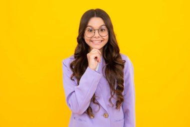 Stüdyonun arka planında izole edilmiş genç bir kızın portresi. Çocukluk yaşam tarzı konsepti. Kopyalama alanı oluştur