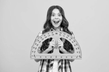 Okul malzemeleriyle harika liseli kızlar. Okula dönelim. Sarı arka planda ergen liseli kız. Heyecanlı bir ifade, neşeli ve mutlu.