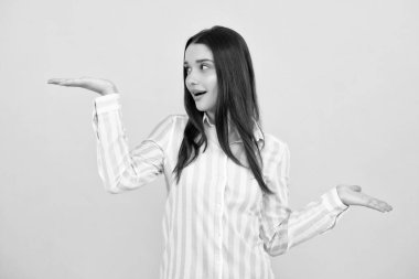 Kadın fotokopi alanını işaret ediyor, kopyalama alanını gösteriyor. Promosyon, reklam içerikli jest gösteren kız, elle işaret ederek ürünü tavsiye ediyor.