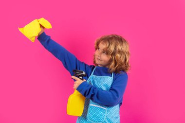 Çocuk temizliği, konsept büyüme, gelişim, aile ilişkileri portresi. Oda servisi ve ev temizliği konsepti. Çocuk temizlik için toz bezi ve eldiven kullanıyor. Stüdyo izole edilmiş arka plan