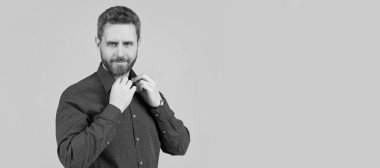 Moda görünümlü yakışıklı orta yaşlı bir adam günlük tarz gömlek, görünüş, fotokopi odası giyer. İnsan yüzü portresi, kopyalama alanı olan pankart