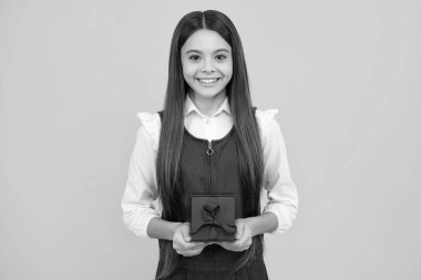 İzole edilmiş arka planda hediye kutusu olan çocuk. Doğum günü hediyeleri, Sevgililer Günü, Yeni Yıl veya Noel