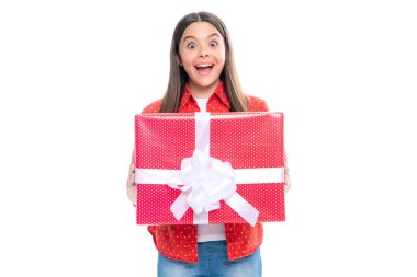 Heyecanlı bir genç kızın portresi. Beyaz izole edilmiş arka planda hediye kutusu tutan süpriz ergen çocuk. Çocukların doğum günü hediyesi. Noel veya Yeni Yıl hediye kutusu