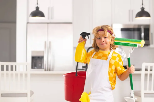 자녀는 에서의 개념을 이한다 집안일을 걸레로 청소를 하는아이 부엌에서 청소하고 — 스톡 사진
