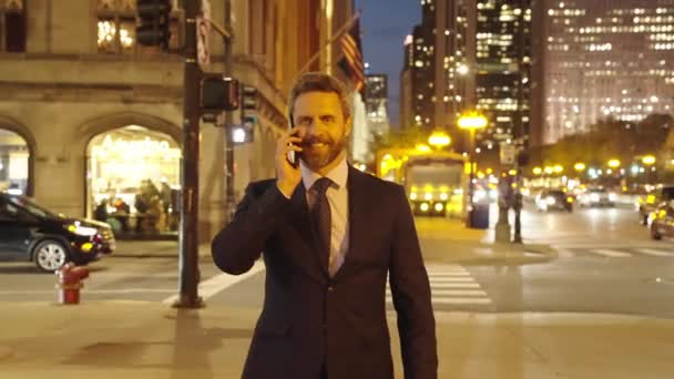 Egy Üzletember Beszél Telefonon Boldog Üzletembert Öltönyös Üzletember Üzleti Ügyben — Stock videók
