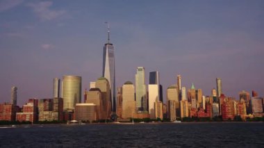 Manhattan New York Şehri, New York. New York Manhattan 'da hava karardığında zaman turu başlar. New York 'un Aşağı Manhattan Finansal Bölgesi Hudson Nehri' nde Timelapse Sunset. New York 'tan sevgilerle..