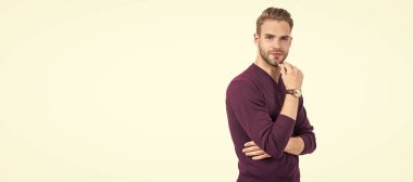 Gelmiş geçmiş en yakışıklı yüzünü takın. Adam tıraşsız çeneye dokunuyor. İnsan yüzü portresi, kopyalama alanı olan pankart