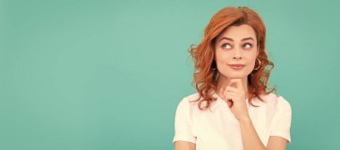 Mavi arka planda kıvırcık saçlı kızıl saçlı kadın. İzole edilmiş yüz portresi, kopyalama alanı olan pankart