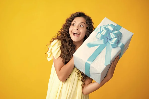 Teenager Kid Present Box Teen Girl Giving Birthday Gift Present — Zdjęcie stockowe