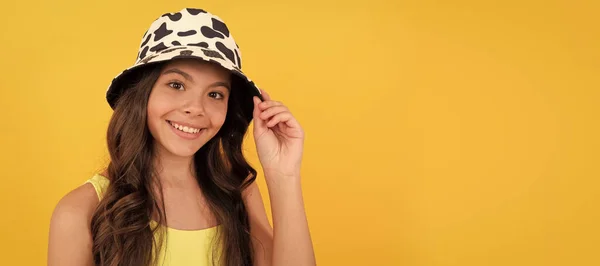 Happy Child Summer Bucket Hat Has Curly Hair Yellow Background — Zdjęcie stockowe