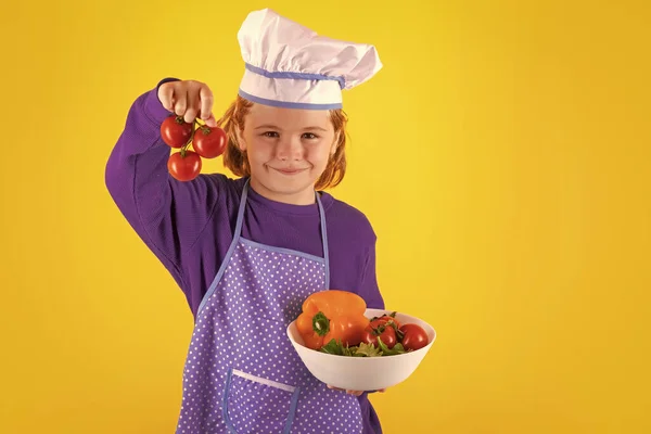 Παιδί Μαγειρεύουν Κρατήσει Τομάτα Πορτρέτο Του Μικρού Παιδιού Στολή Μάγειρα — Φωτογραφία Αρχείου