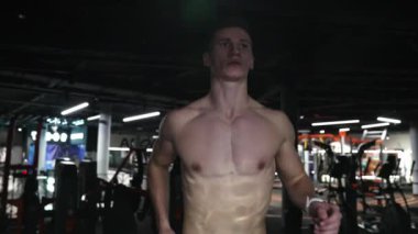 Fitness koşu bandı spor salonu. Makineyi çalıştır Sporcu spor salonunda koşu bandında koşuyor. Spor salonundaki spor koşu makinesinde maraton koşucusu. Spor salonunda koşu bandı egzersizi. Çalıştırmanın faydaları.