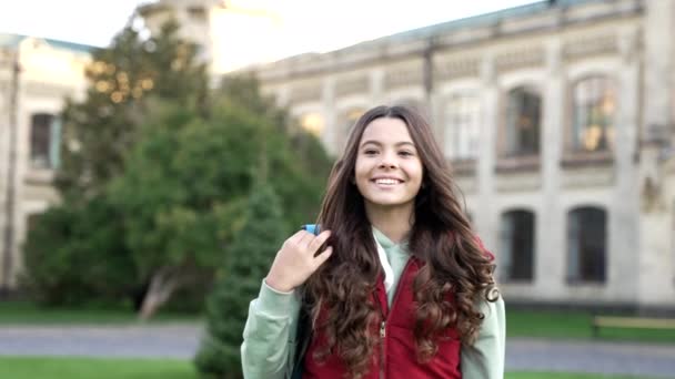 Escuela Adolescente Sonrisa Fuera Escuela Adolescente Chica Con Mochila Cámara — Vídeo de stock