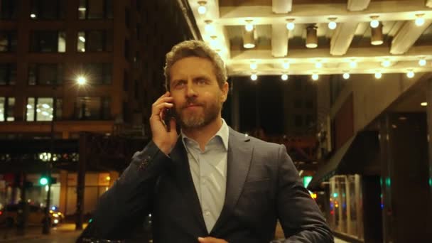 Yürüyen Adamın Görüşmesi Var Modern Şehir Iletişimi Adamı Telefonda Konuşuyor — Stok video