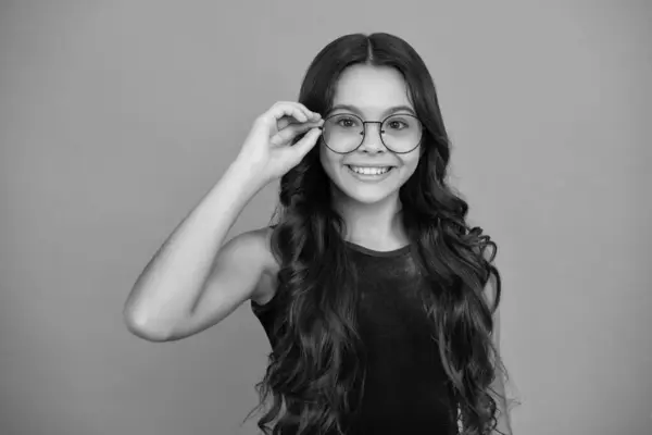 幸せな女の子の顔 積極的かつ笑顔の感情 グレーのスタジオの背景に眼鏡をかけた10代の子供 可愛いです女の子で眼鏡 — ストック写真