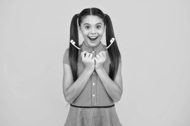 Diş temizleyen kız. Çocuk fırçayla dişlerini fırçalıyor. Diş temizliği, diş bakımı. Kız dişlerinin sağlığını önemsiyor. Mutlu ergen, pozitif ve gülümseyen genç kız duyguları