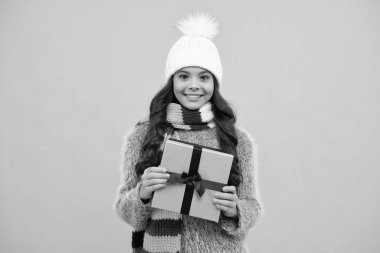 İzole edilmiş arka planda hediye kutusu olan çocuk. Doğum günü hediyeleri, sevgililer günü, yeni yıl ya da Noel. Mutlu kız yüzü, pozitif ve gülümseyen duygular