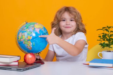 Stüdyoda izole edilmiş küçük bir öğrenci okulu çocuğu. Okul malzemeleriyle inek öğrenci portresi.