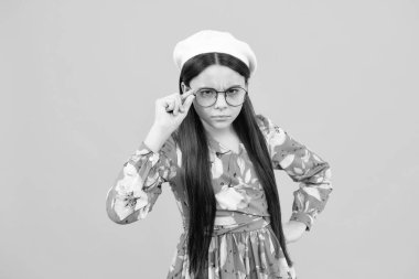 Kızgın suratlı bir kız çocuğu. 12, 13, 14 yaşlarında öfkeli yüzlü, üzgün duyguları olan bir genç.