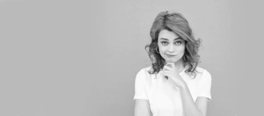 Mavi arka planda kıvırcık saçlı kızıl saçlı bir kadın. İzole edilmiş yüz portresi, kopyalama alanı olan pankart