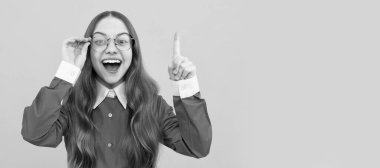 Zekice bir fikir. Parmağını kaldırmış dahi kız. Gözlüklü dahi çocuk. Harika çocuk. Okul eğitimi. Çocuk yüzü, yatay poster, izole edilmiş genç kız portresi, fotokopi alanı olan pankart