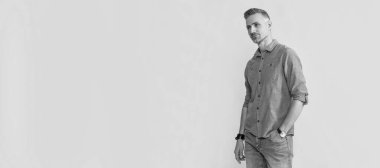 İnsan yüzü portresi, fotokopi alanı olan pankart. Teslim tarihi. Zaman yönetimi. Erkek gardırobu. Modern yaşam başarısı. erkek moda aksesuarı