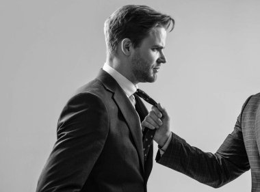 İş yerinde anlaşmazlık. İşçi kravat tarafından çekiliyor. Fiziksel çatışma. İş yeri saldırganlığı ve şiddeti. Düşmanlığı ifade etmek.