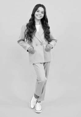 Sarı izole edilmiş arka planda günlük kıyafetlerle çekici, neşeli genç kız çocuğu. Moda çocukları takımı. Mutlu ergen, pozitif ve gülümseyen genç kız duyguları