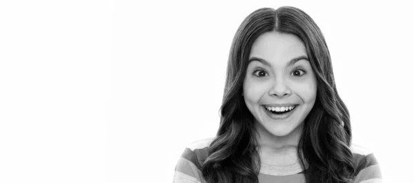 驚きに孤立縞模様のセーターで幸せな子供の顔を持つ驚きの女の子の肖像画 子供の顔 水平ポスター 十代の女の子隔離された肖像画 コピースペースのバナー — ストック写真