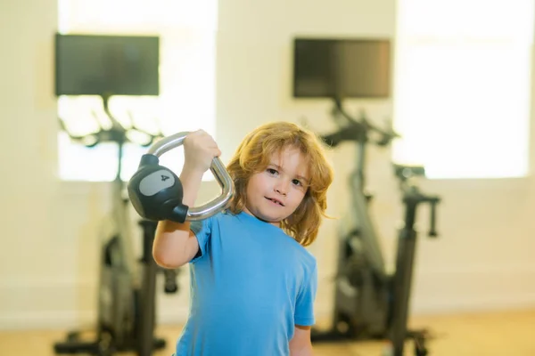 Sport Zajęcia Rekreacyjne Dziećmi Blondyn Trzymający Dzwonek Dzieciak Siłowni Ćwiczenia — Zdjęcie stockowe