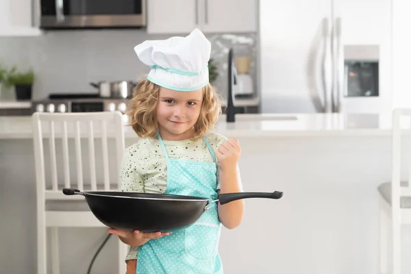 Cuoco Bambino Prepara Cibo Cucina Bambini Cucinano Adolescente Ragazzo Con — Foto Stock